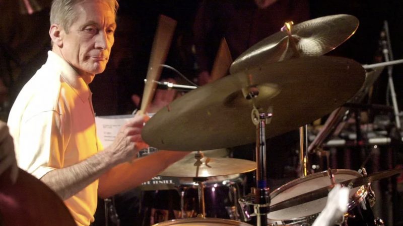 Charlie Watts, baterista do Rolling Stones, morre aos 80 anos