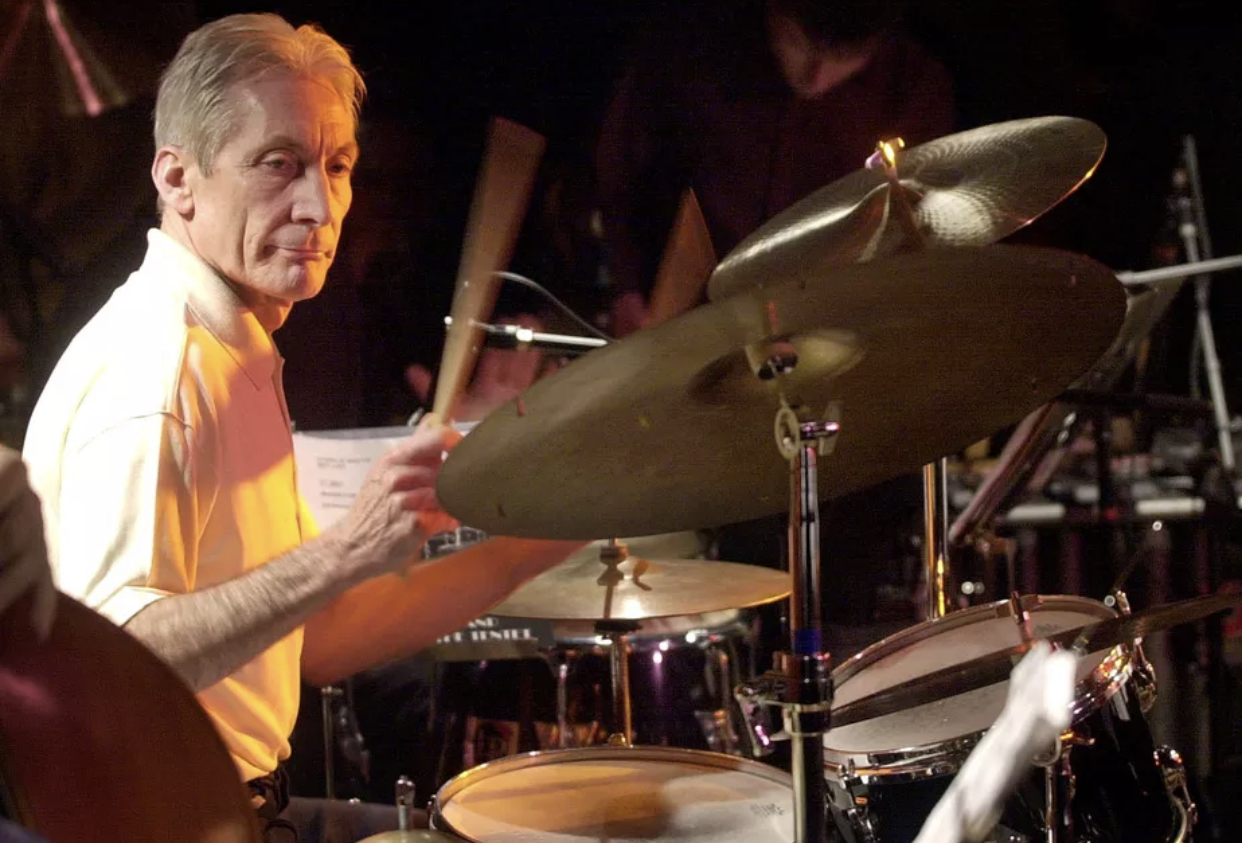 Charlie Watts, baterista do Rolling Stones, morre aos 80 anos