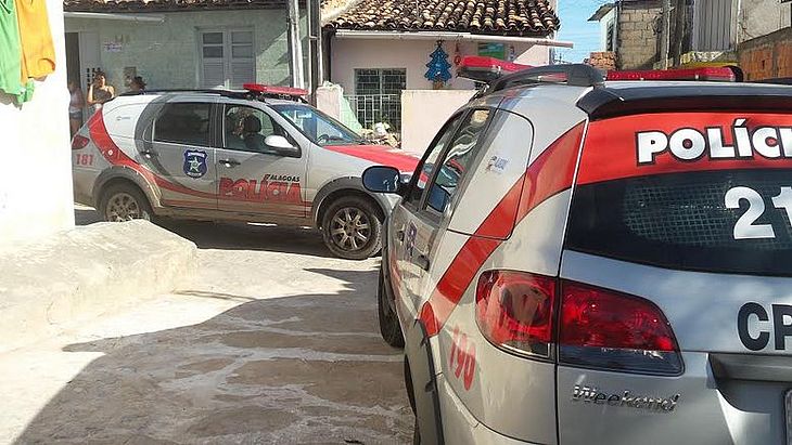 Jovem é detido por agredir mulher com socos, chutes e mordidas no Jacintinho