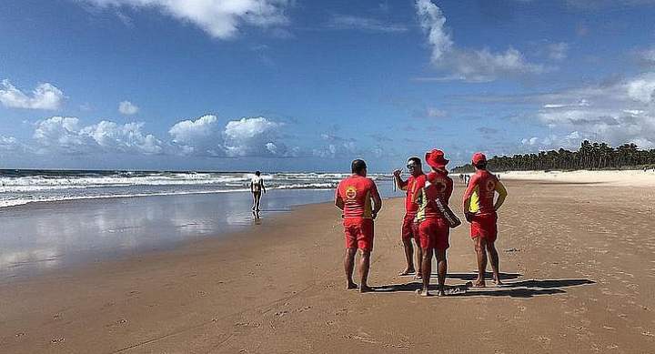 Bombeiros evitam afogamento de família na Praia do Francês