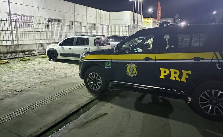 Homem é preso pela PRF, suspeito de trafegar com veículo roubado, em Atalaia