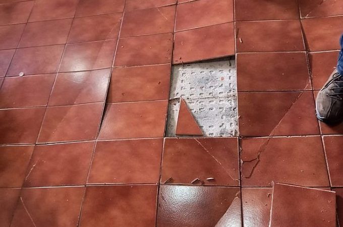 Rachadura em piso de apartamento provoca susto em moradores no Farol