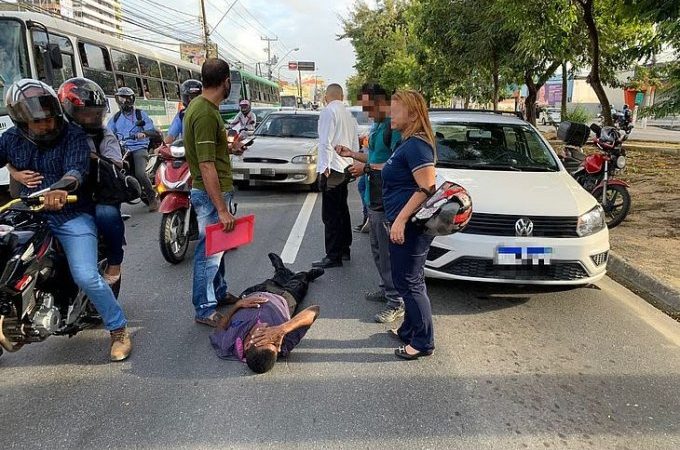 Pedestre é atropelado por moto e trânsito fica lento na Fernandes Lima