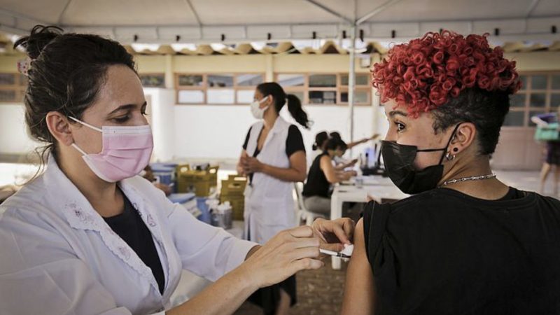 Apesar da recomendação do governo, Maceió retoma hoje vacinação de adolescentes