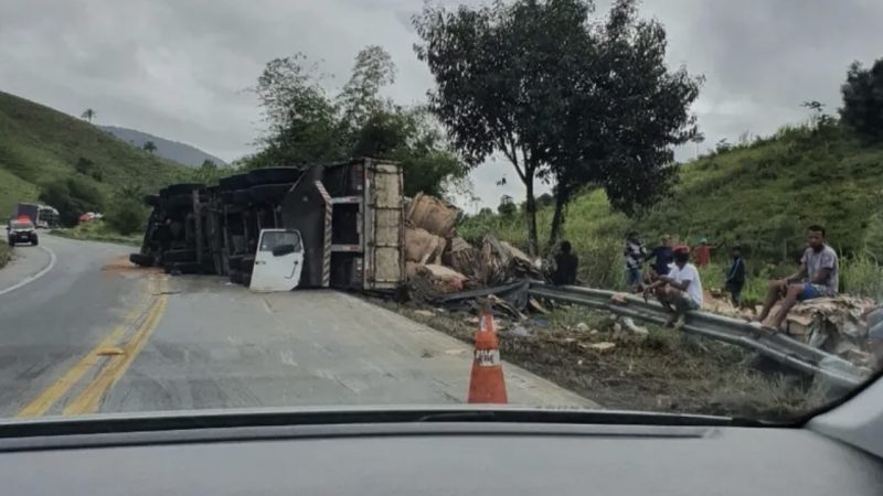 Carreta capota e derrama óleo na pista, na BR-101