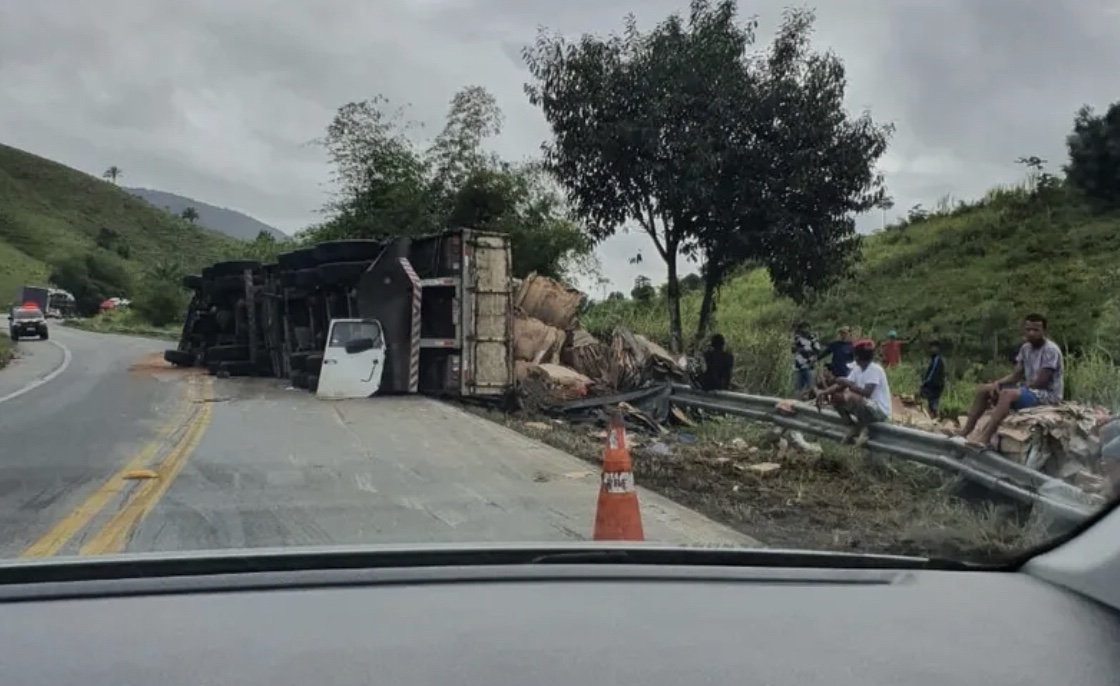 Carreta capota e derrama óleo na pista, na BR-101