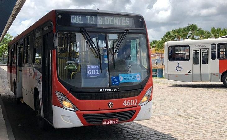 Passageiro é preso suspeito de ejacular em jovem dentro de ônibus no Benedito Bentes