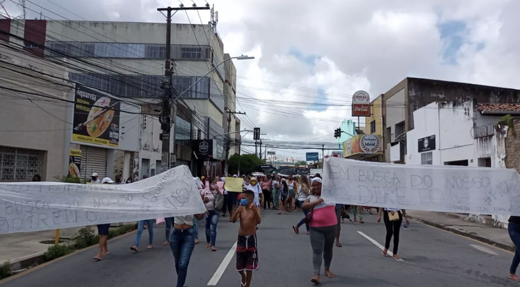 Governador manda investigar se organizações criminosas têm relação com protestos de familiares de presos em Maceió