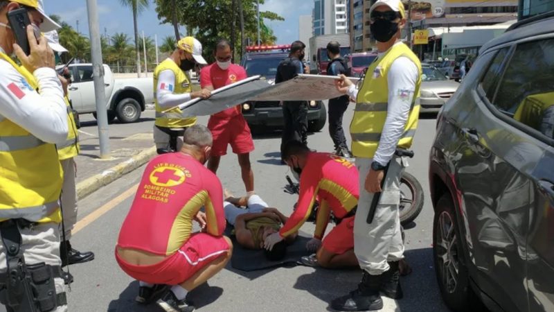 Motociclista fica ferido ao ser atingido por carro na Pajuçara