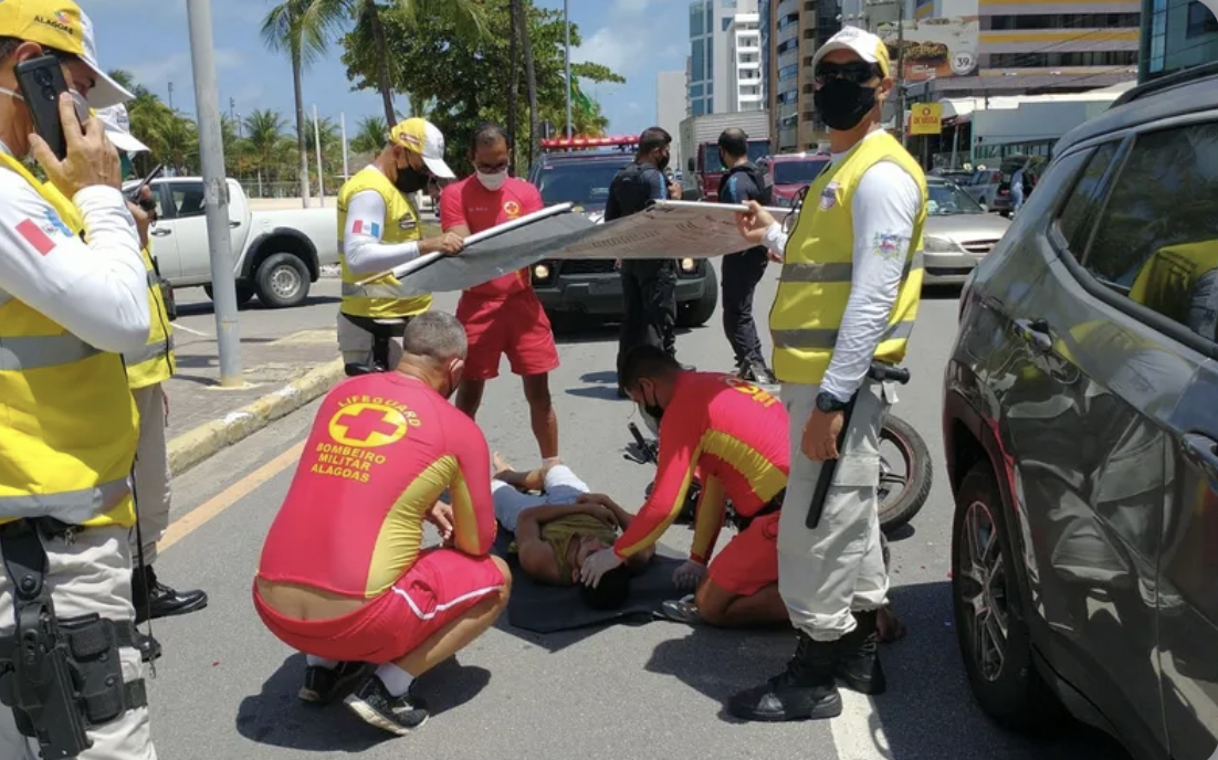 Motociclista fica ferido ao ser atingido por carro na Pajuçara