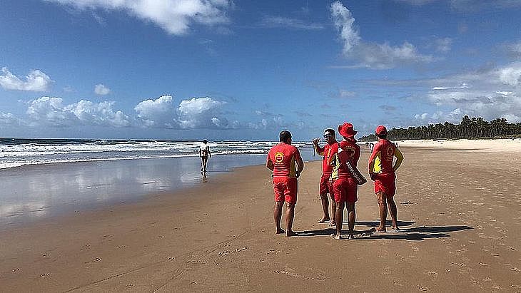 Turista de 23 anos desaparece na Praia do Francês e Bombeiros fazem buscas