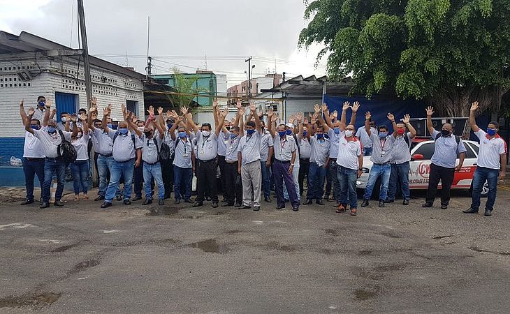 Trabalhadores da Veleiro impedem circulação de ônibus por falta de pagamentos