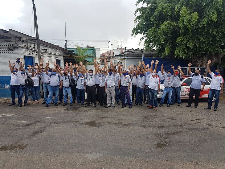 Trabalhadores da Veleiro impedem circulação de ônibus por falta de pagamentos