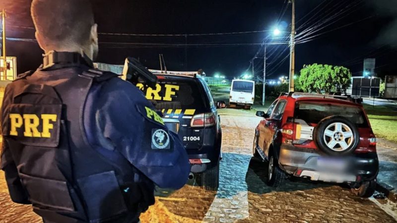 Carro roubado é abandonado em acostamento e PRF recupera veículo na BR-104