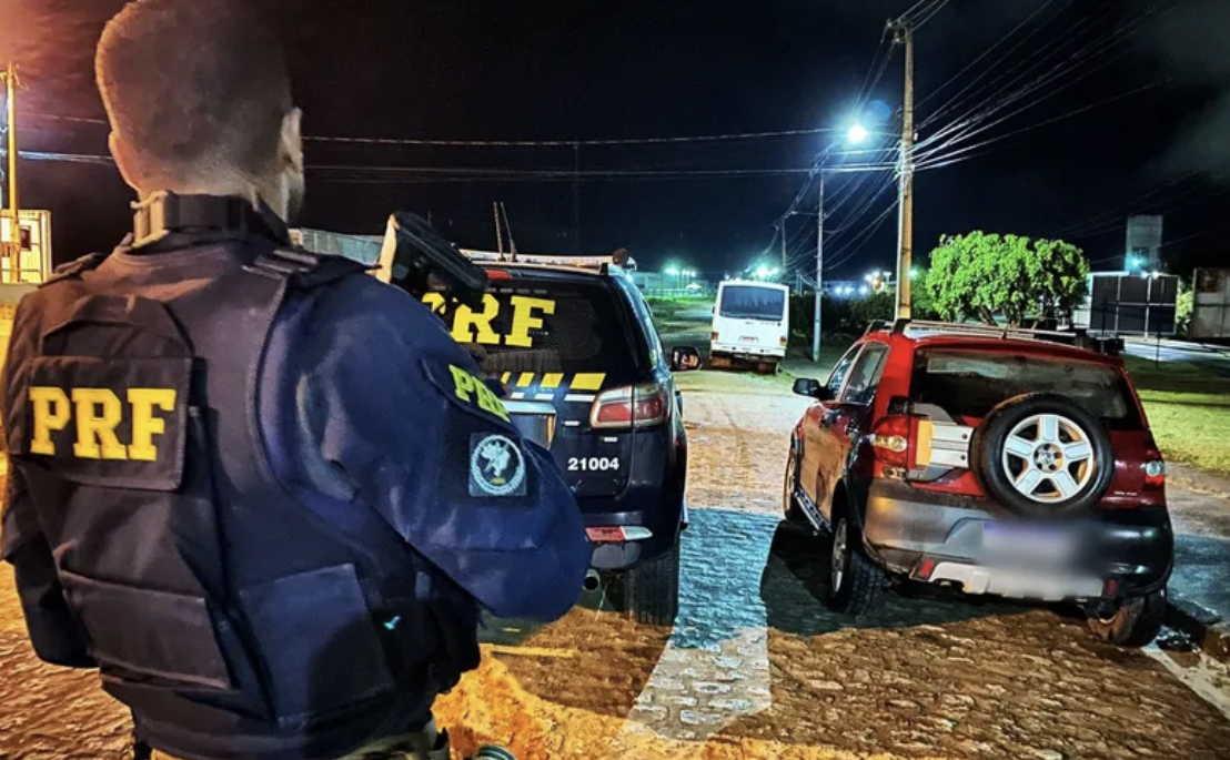 Carro roubado é abandonado em acostamento e PRF recupera veículo na BR-104