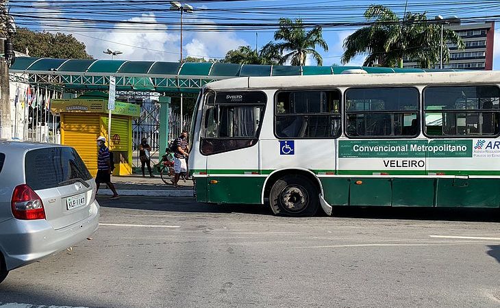 Ônibus e micro-ônibus colidem na Avenida Fernandes Lima