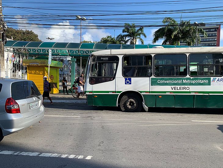 Ônibus e micro-ônibus colidem na Avenida Fernandes Lima