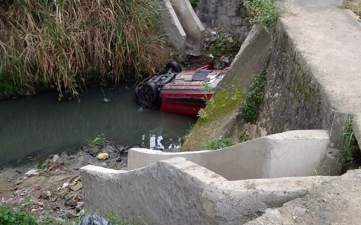 Carro cai em córrego na Ladeira da Moenda, em Maceió