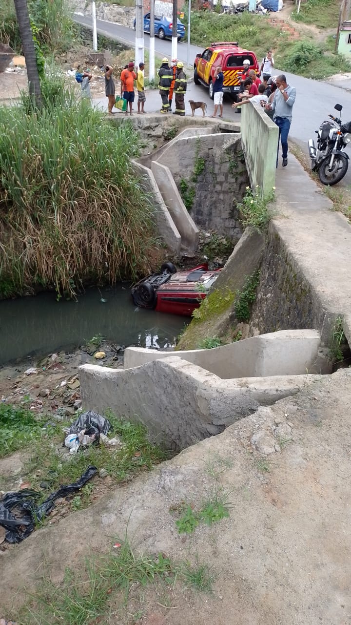 Carro cai em córrego na Ladeira da Moenda, em Maceió