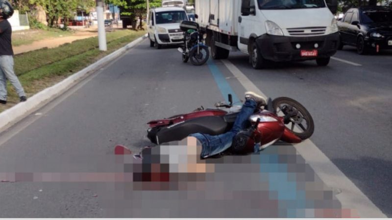 Motociclista morre atropelado por ônibus após bater em carro e cair na Av. Durval de Góes, Maceió