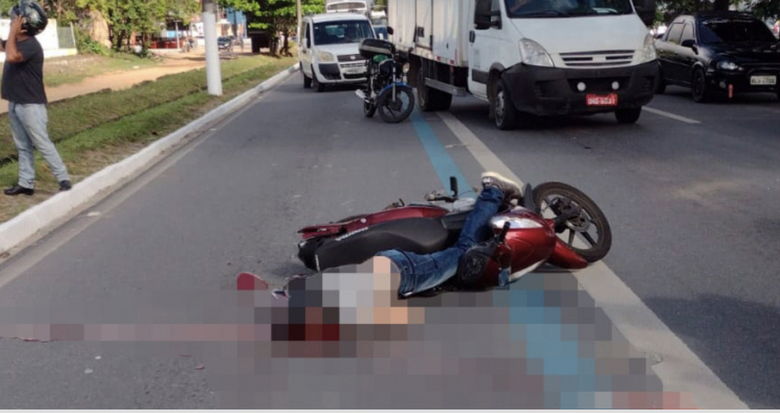 Motociclista morre atropelado por ônibus após bater em carro e cair na Av. Durval de Góes, Maceió