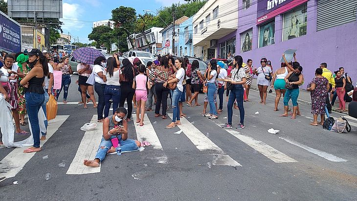 Mães e esposas de presos fazem protesto e fecham vias em Maceió