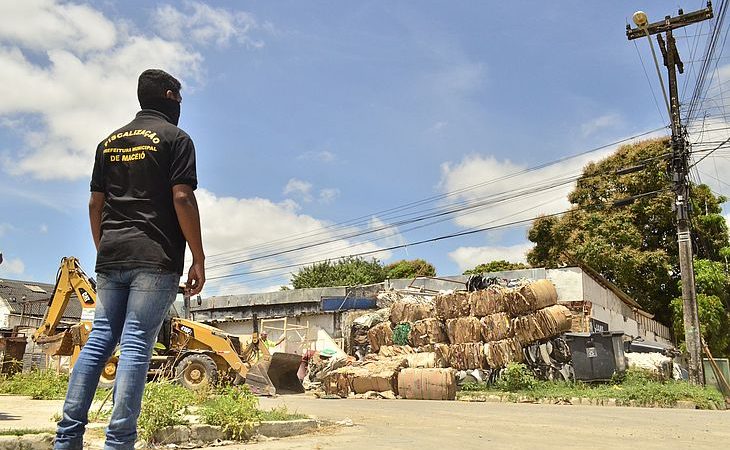 Prefeitura libera calçada ocupada irregularmente por ferro velho no Canaã