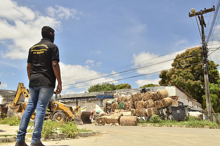 Prefeitura libera calçada ocupada irregularmente por ferro velho no Canaã