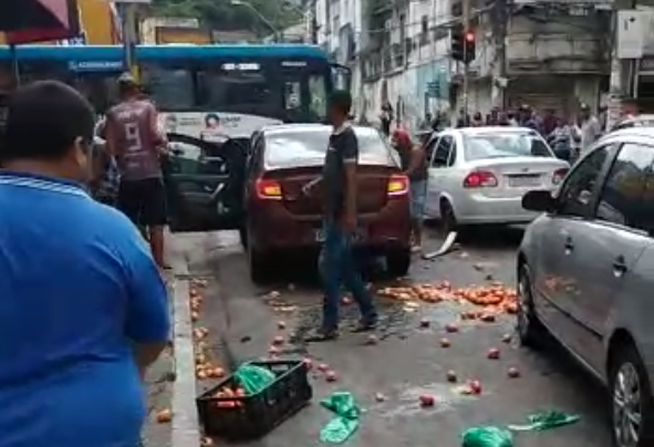 Motorista é retirado à força do carro e agredido após avançar contra ambulante no Centro