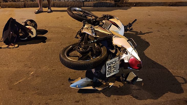 Motociclista invade a contramão e fica ferido em acidente em Garça Torta