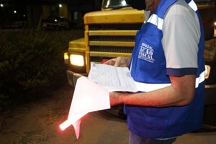 Operação da Sefaz retém cerca de 3 mil kg de fumo sem nota fiscal em Palmeiras dos Índios