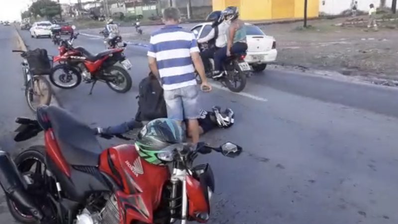 Motociclista fica ferido após acidente com caminhão na Avenida Menino Marcelo