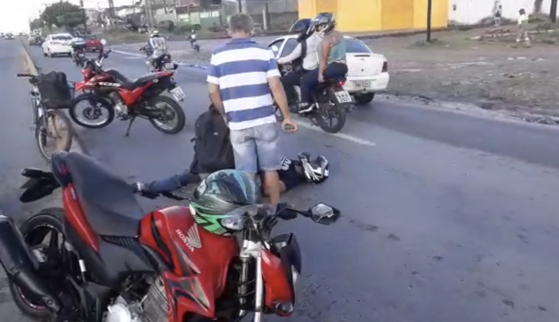 Motociclista fica ferido após acidente com caminhão na Avenida Menino Marcelo