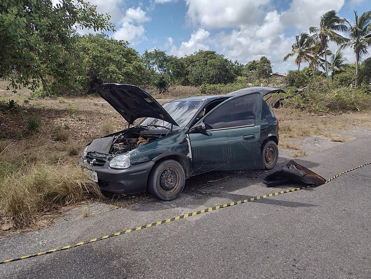 Homem põe fogo no próprio carro ao ter veículo apreendido em blitz, em Piaçabuçu