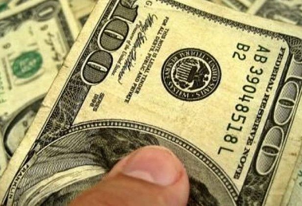 Dólar sobe e Bolsa cai em meio a temor de nova variante