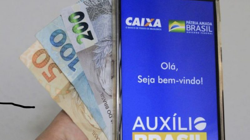 Auxílio Brasil começa com dúvidas sobre ampliação e valor para R$ 400