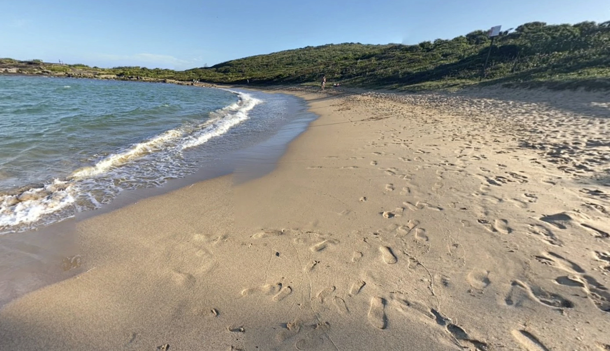 Casal usa drogas em praia, e jovem acorda com barriga aberta