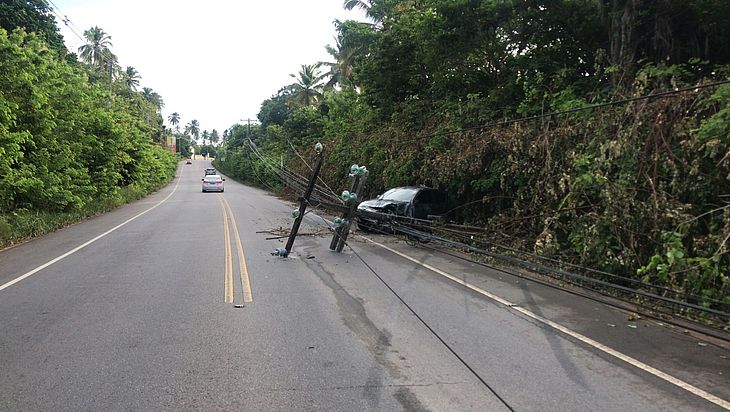 Motorista sai ilesa de acidente com poste na AL-101 Norte, em Maceió