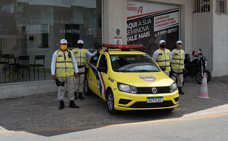 Mulher é vítima de injúria racial em fila de supermercado, no Jacintinho