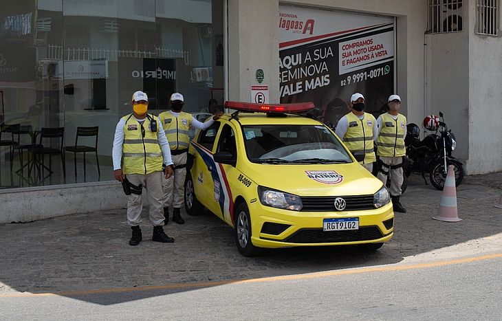 Mulher é vítima de injúria racial em fila de supermercado, no Jacintinho