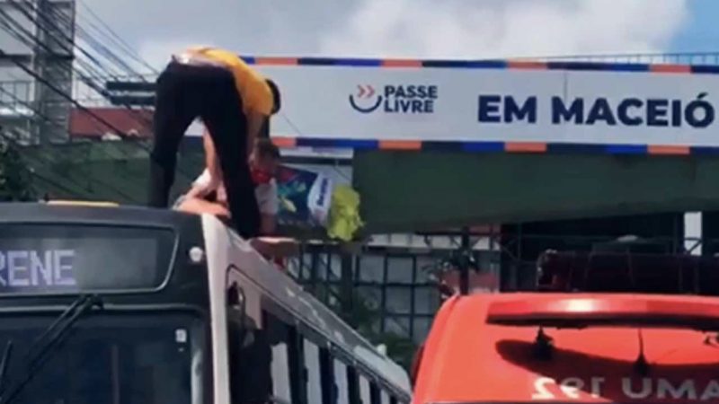 Mulher se joga de passarela em Maceió e cai em cima de ônibus