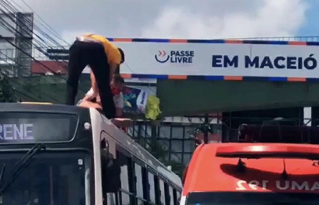 Mulher se joga de passarela em Maceió e cai em cima de ônibus