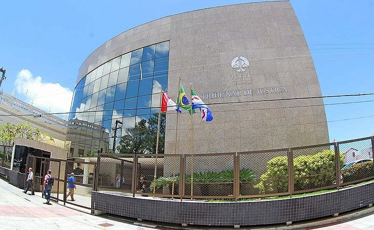 Justiça decreta prisão de dois homens que deram golpe em delegado aposentado