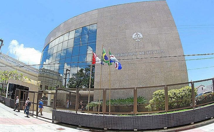 Banco deve ressarcir e indenizar cliente em mais de R$ 6 mil por cobrança indevida, em Maceió