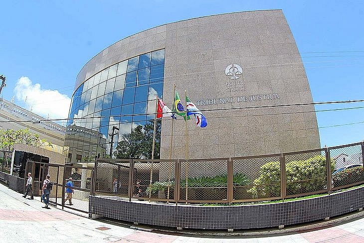 Banco deve ressarcir e indenizar cliente em mais de R$ 6 mil por cobrança indevida, em Maceió