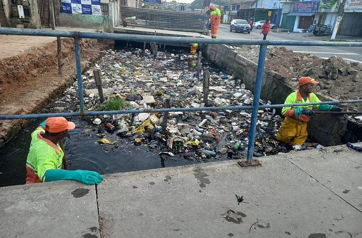 Mais de 15 toneladas de resíduos são retiradas do canal no bairro da Levada