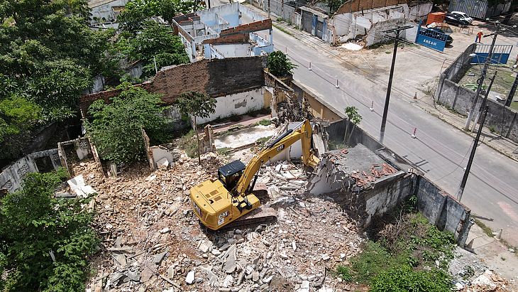 Estabilização e drenagem: imóveis começam a ser demolidos no Mutange