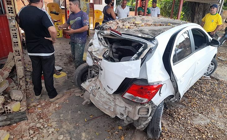 Bar é destruído após ser invadido por carro na Serraria; motorista estaria embriagado