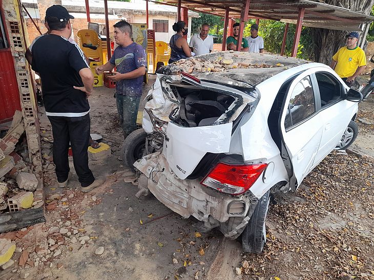 Bar é destruído após ser invadido por carro na Serraria; motorista estaria embriagado