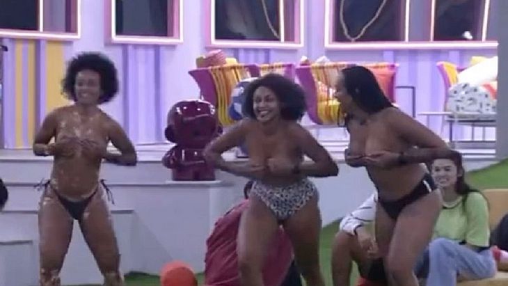 Sisters fazem topless, no BBB22, e pulam na piscina após voltarem do paredão